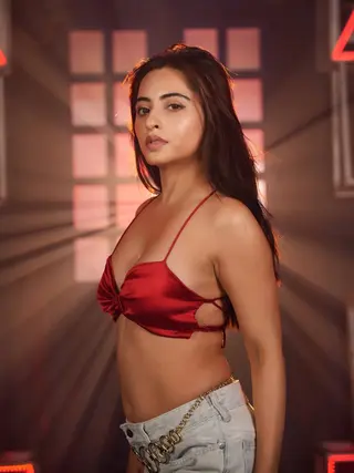 Niyati Fatnani photo 15 — Slim, Brown