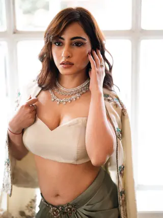 Niyati Fatnani photo 7 — Indian, Black