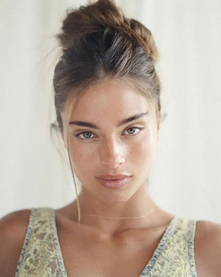 Noa Kirel photo 17 — Caucasian, Actress, Influencer, Military Personnel (former), Musician: Singer, TikTok Star, YouTuber