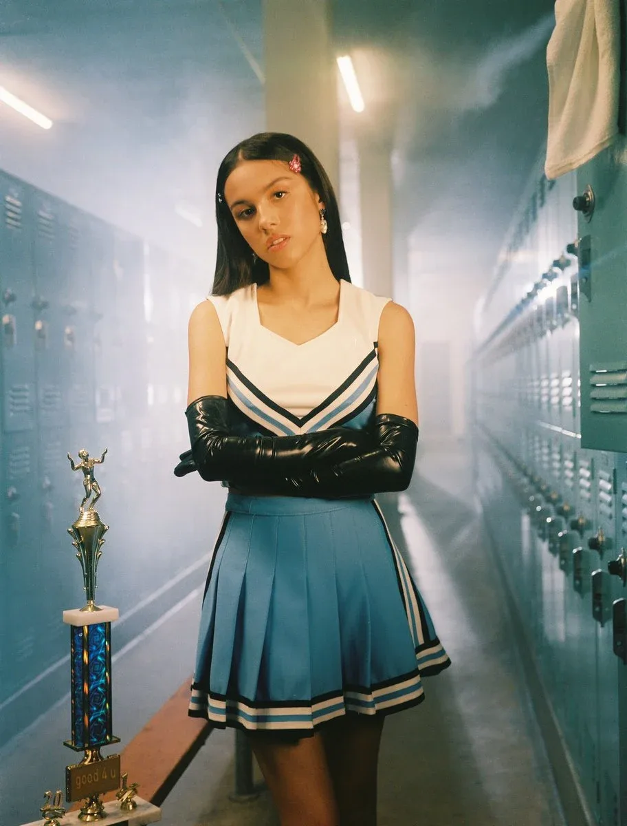 Olivia Rodrigo photo 2 — Brown, Slim