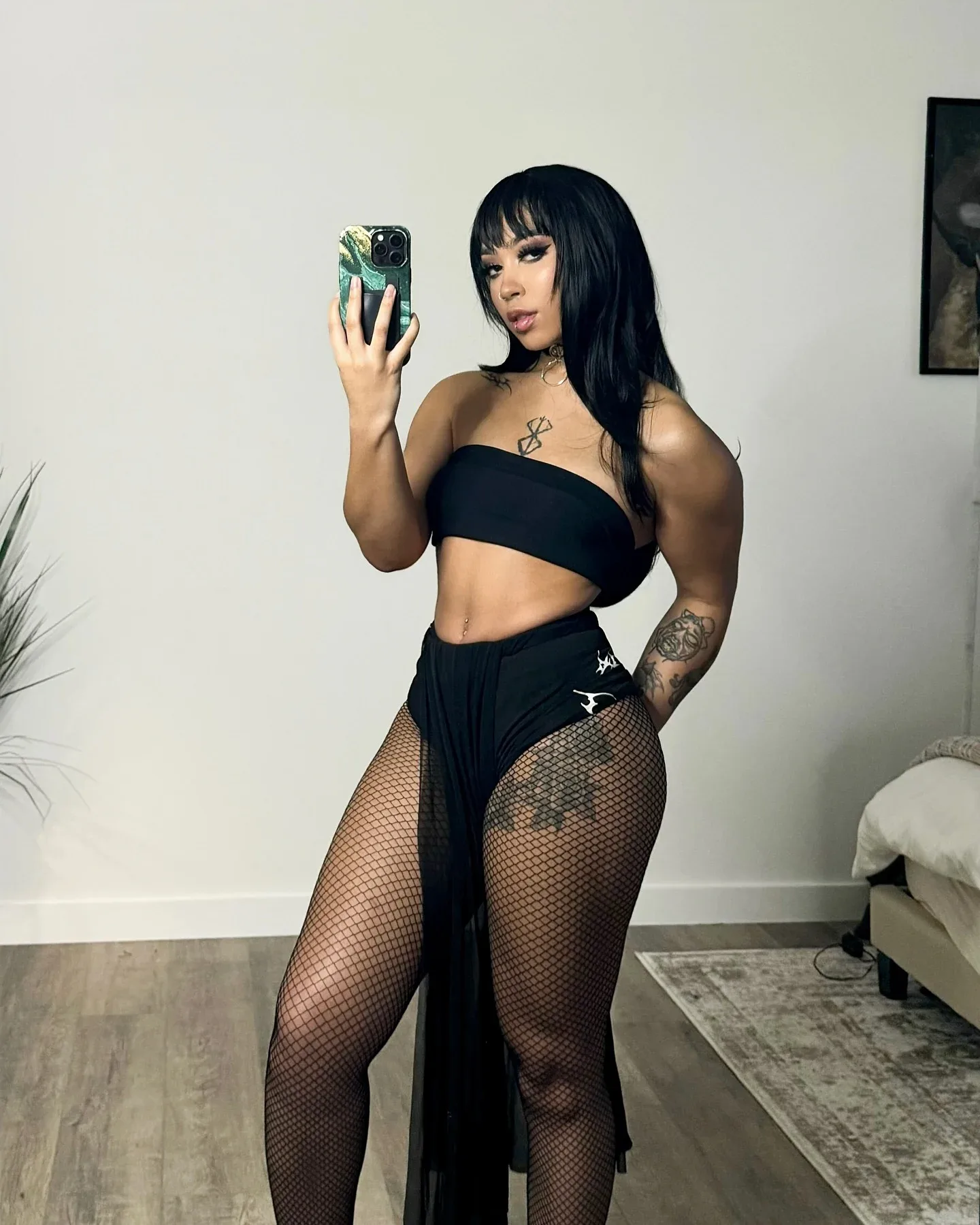 Olivia S Frizzy photo 9 — Muscular, Brown