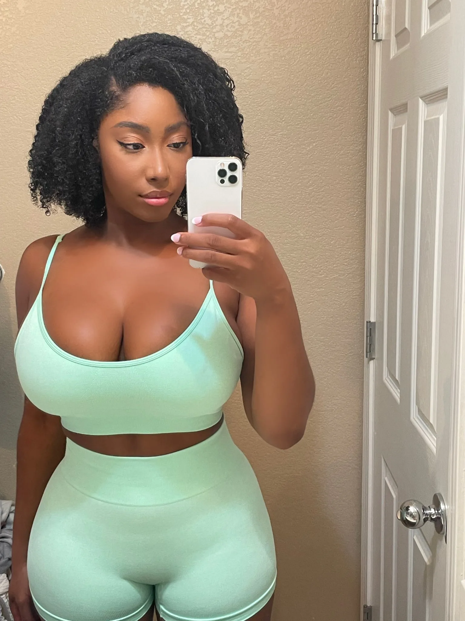Paige Chappel photo 10 — Brown, Black