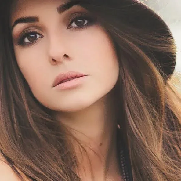 Paniz Zade photo 9 — Average, Brown