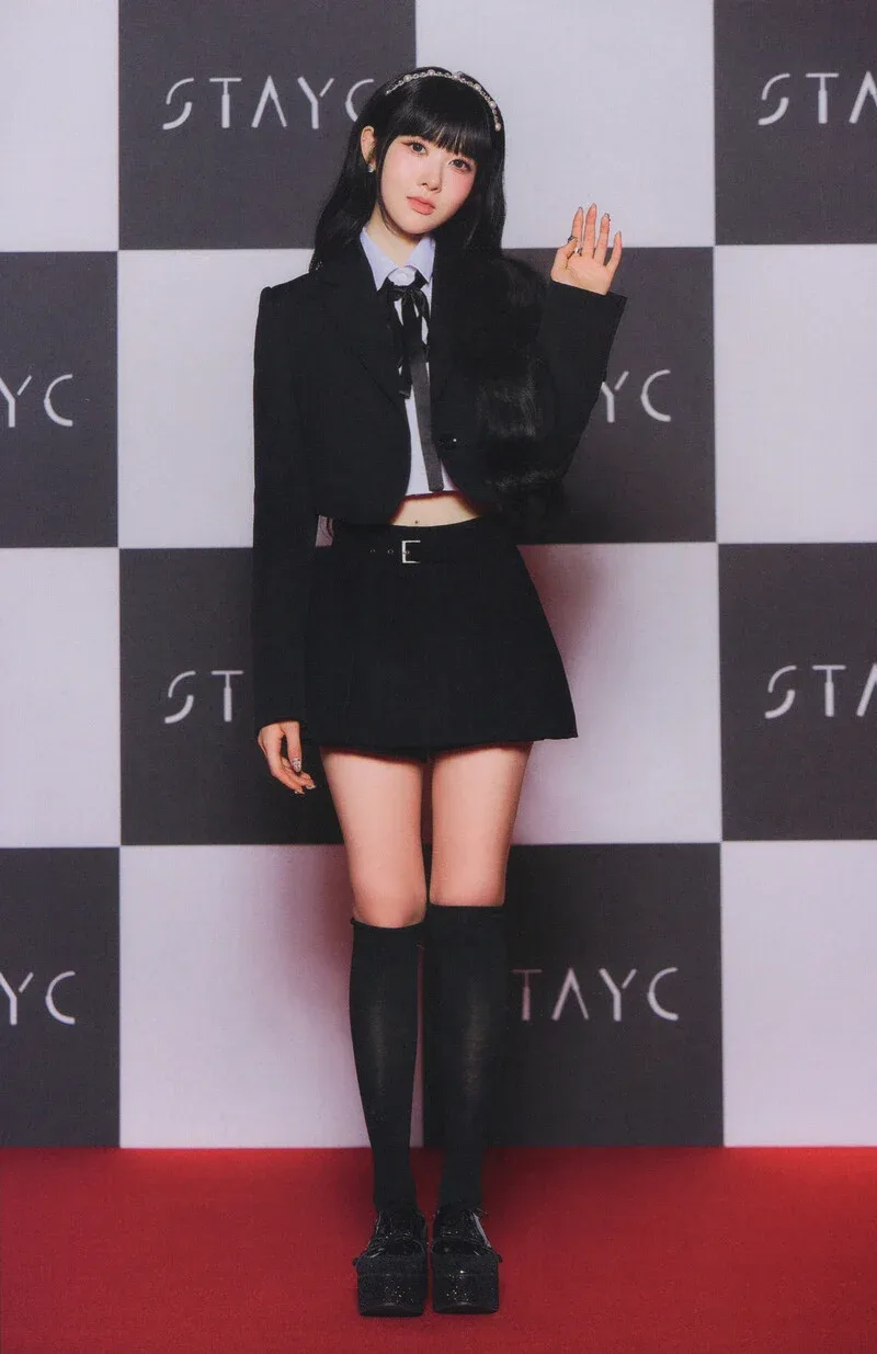Park Si-eun photo 1 — South Korean, Black