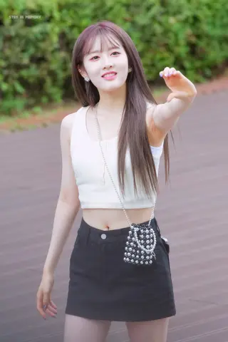 Park Si-eun photo 2 — Black, Slim