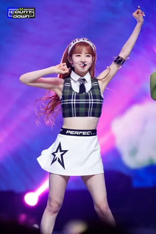Park Si-eun photo 8 — Black, Slim