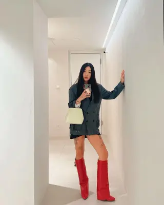 Peggy Gou photo 2 — Black, Average