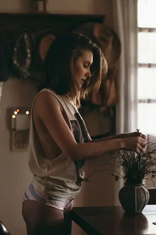 Priscila Buiar photo 3 — Athletic, Grey