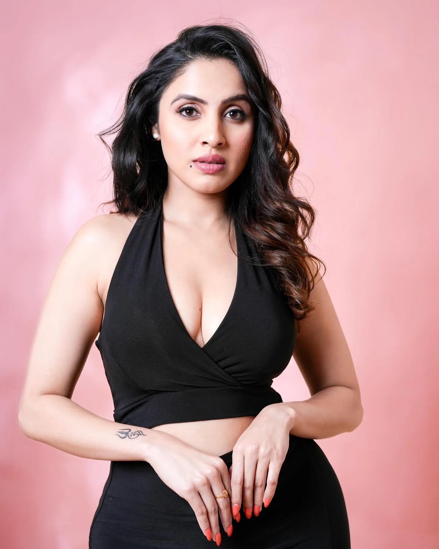 Priyanka Kholgade photo 14 — Black, Athletic