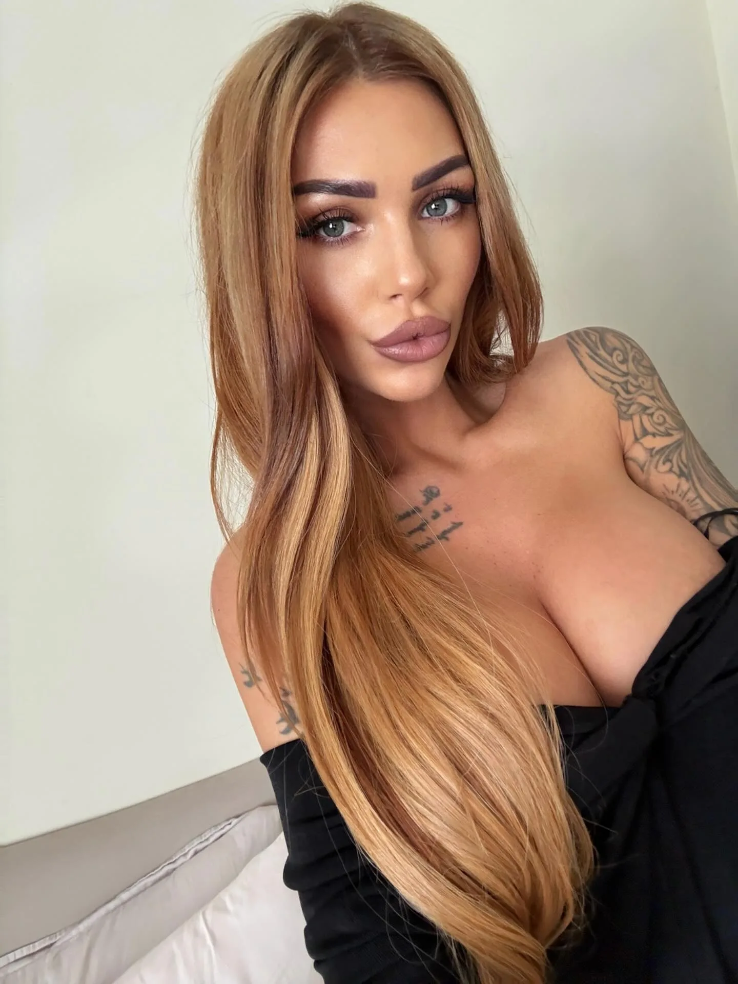 Qna Sotirova photo 4 — Brown, Slim