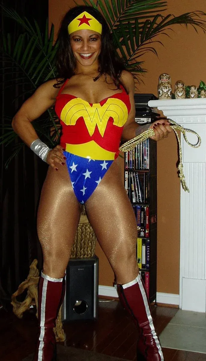 Rachelle Cannon photo 16 — Brown, Latin