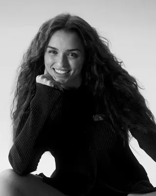 Rafaella Kalimann photo 10 — Green, Mixed-race (primarily Latin)