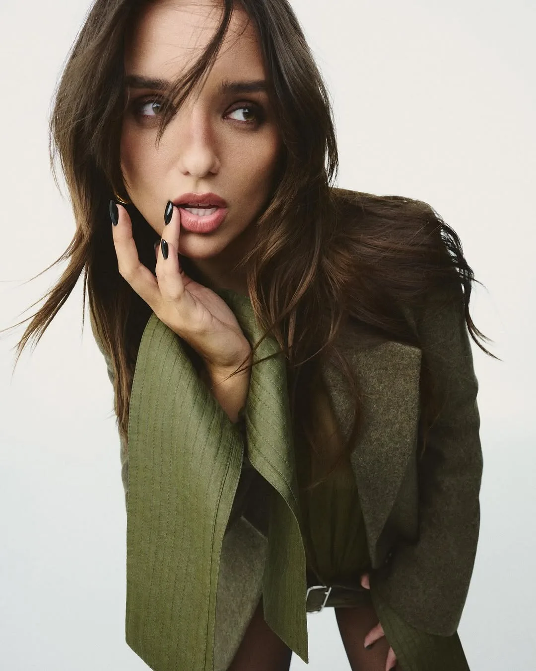 Rafaella Kalimann photo 14 — Brown, Average