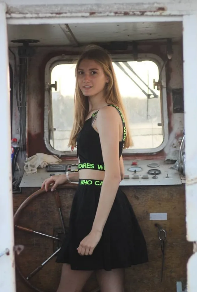 Rahel Brommel photo 13 — Brown, Caucasian