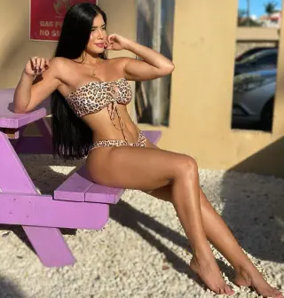 Roxana Ventura photo 16 — Brown, Latin