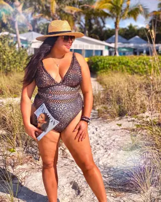 Roxy Earle photo 3 — Fashion Designer, Plus Size Model, Reality TV Star, Canadian