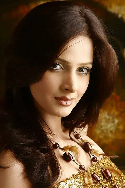 Saba Qamar photo 9 — Slim, Brown