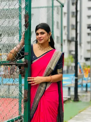 Sadhana Naidu photo 10 — Brown, Asian