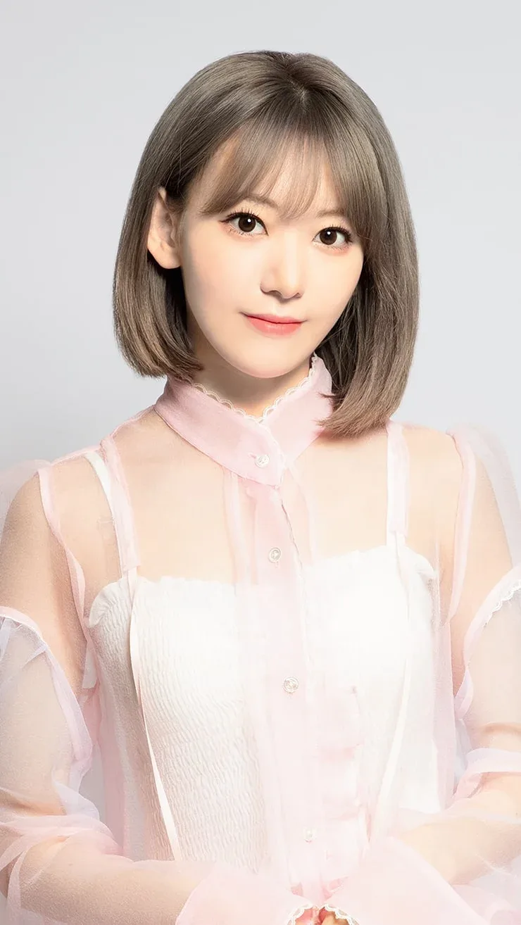 Sakura Miyawaki photo 1 — Japanese),  (South Korean, Black