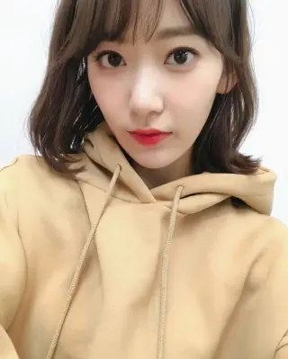 Sakura Miyawaki photo 10 — Brown, Asian