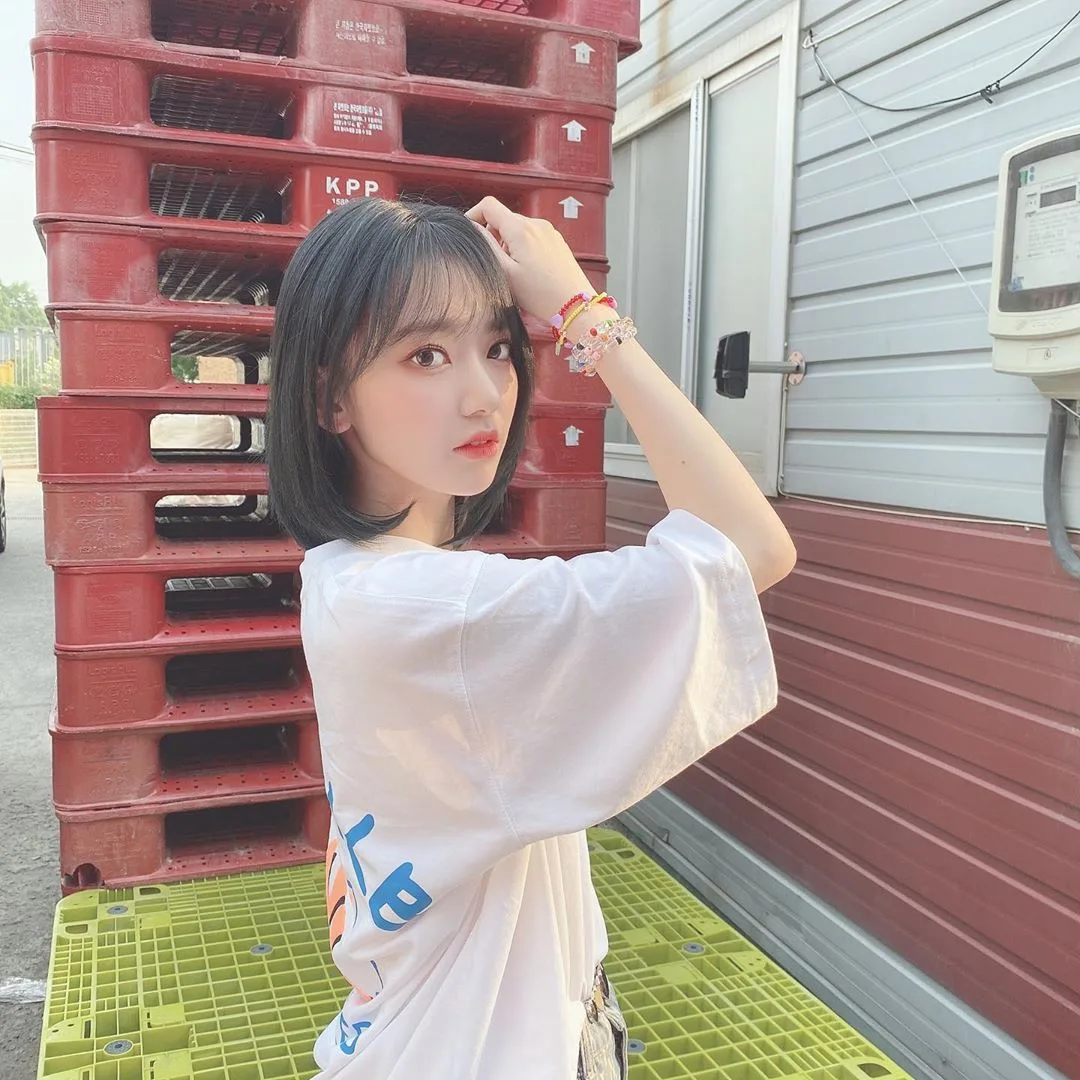 Sakura Miyawaki photo 11 — Asian, Influencer, Model, Musician, Musician:  J-pop Idol, Musician:  K-pop Idol, YouTuber