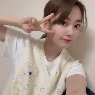 Sakura Miyawaki photo 4 — Brown, Asian