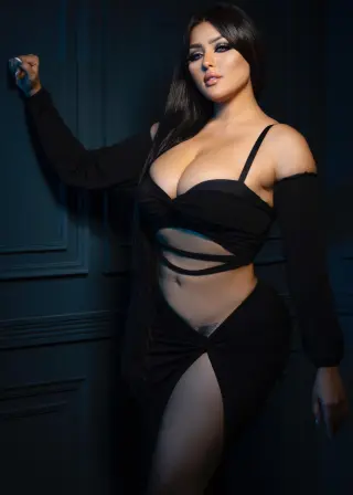 Salma Elshimy photo 15 — Chubby, Blue