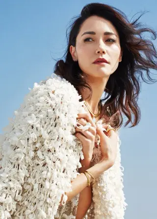 Sandrine Holt photo 3 — Slim, Brown
