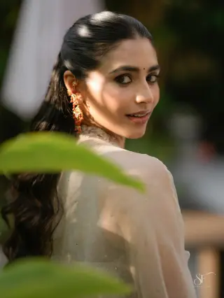 Sapthami Gowda photo 10 — Brown, Asian