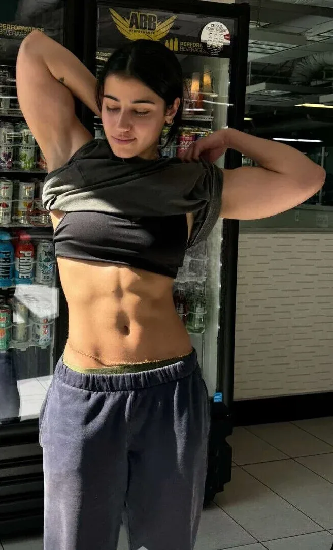 Sara Saffari photo 18 — Fitness Trainer, Gamer, Influencer, TikTok Star, YouTuber, American),  (Iranian