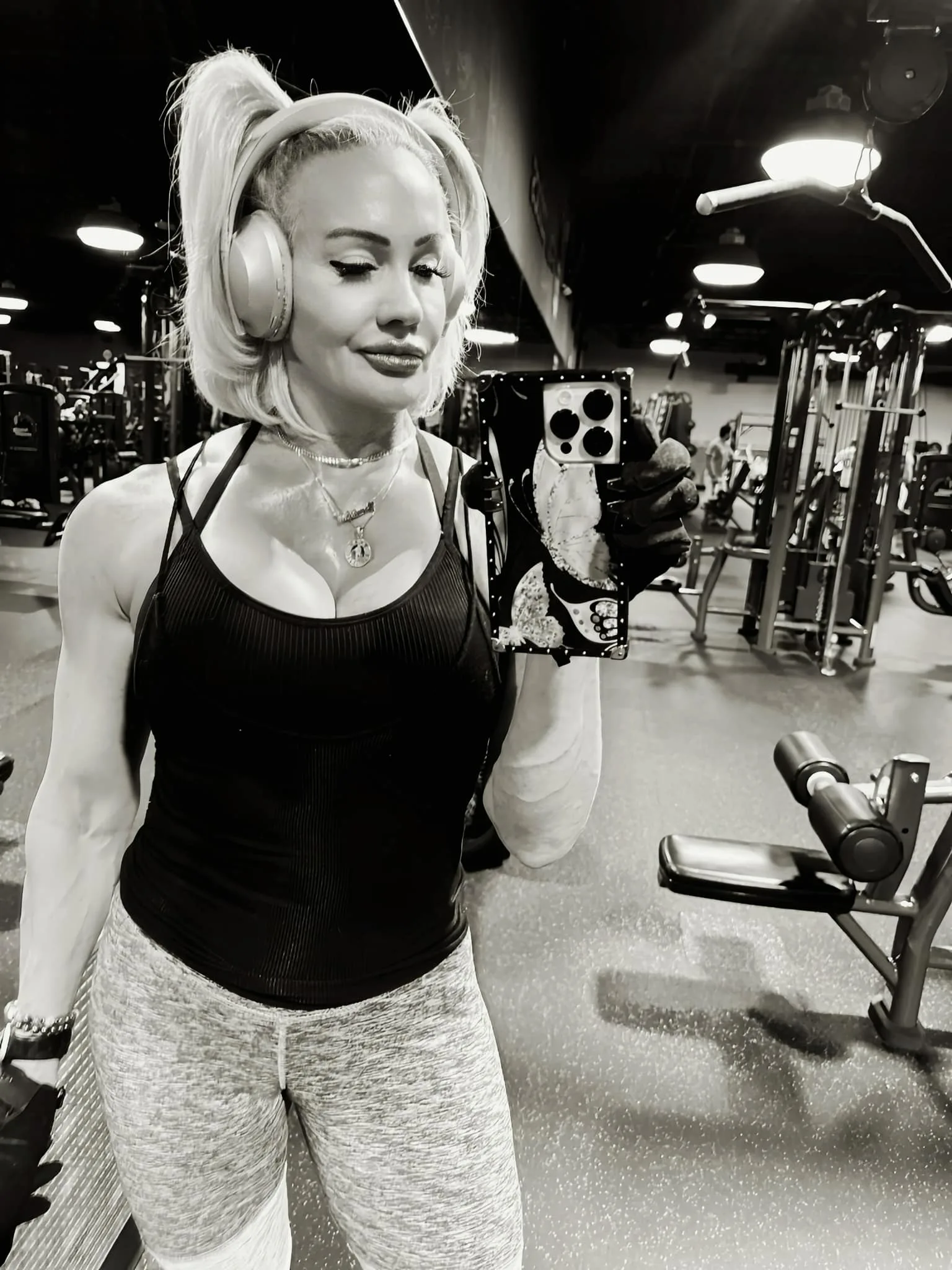 Shannon Dey photo 12 — Bodybuilder, Business Woman, Cheerleader (former), Fitness Model, Fitness Trainer, Influencer, American