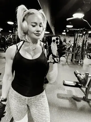 Shannon Dey photo 12 — Bodybuilder, Business Woman, Cheerleader (former), Fitness Model, Fitness Trainer, Influencer, American