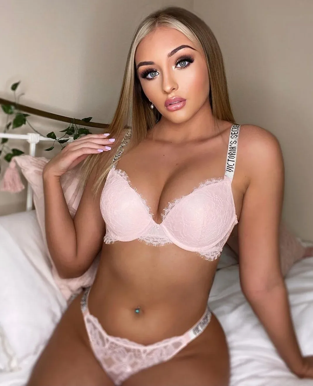 Shauna Pope photo 11 — Caucasian, Hooters Girl, Stripper