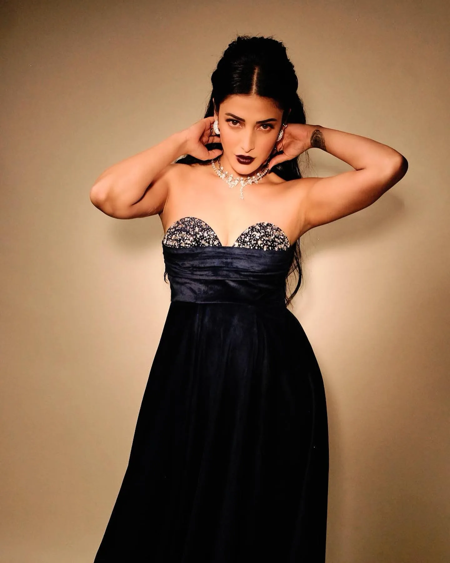 Shruti Hasan photo 14 — Black, Slim