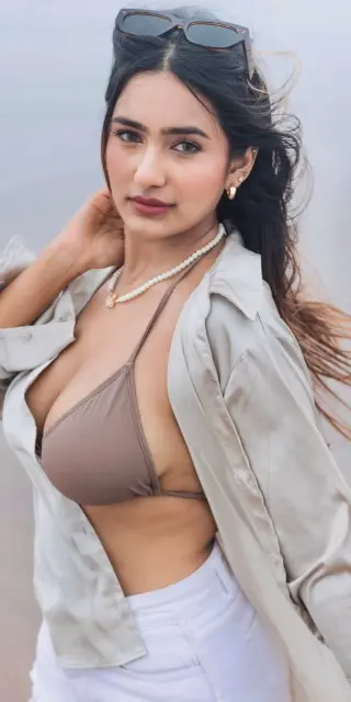 Shubhna Agarwal photo 17 — Brown, Slim