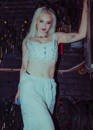 Skye Sweetnam photo 2 — Brown, Average