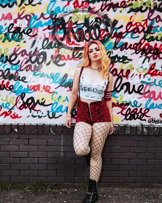 Skye Sweetnam photo 9 — Average, Blue