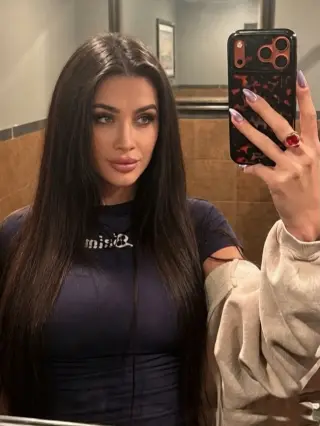 Sophi Summers photo 16 — Brown, Caucasian