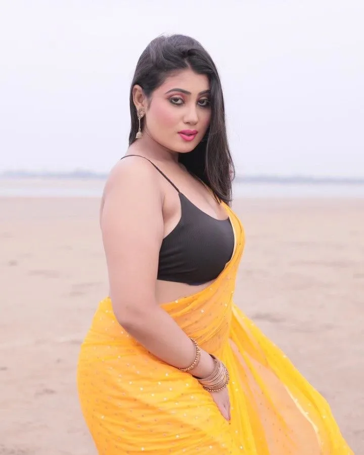Soumi Saha photo 21 — Chubby, Brown