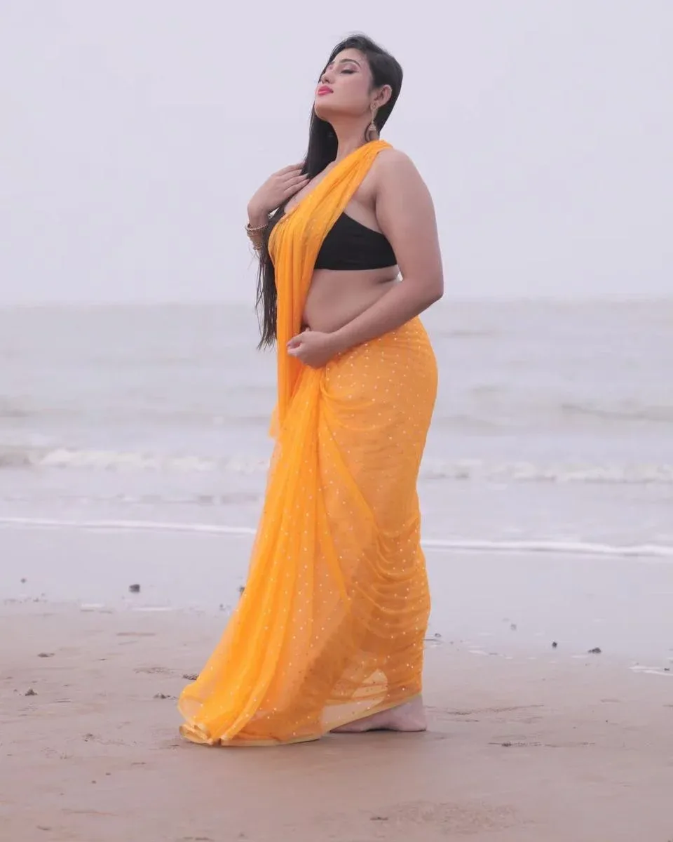 Soumi Saha photo 22 — Brown, Asian