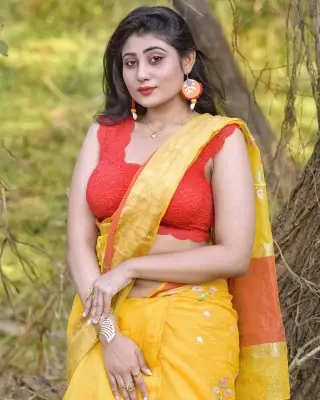 Soumi Saha photo 3 — Chubby, Brown