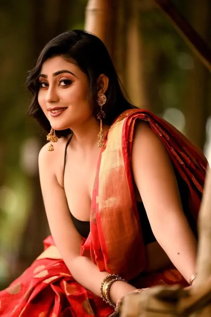 Soumi Saha photo 8 — Black, Chubby