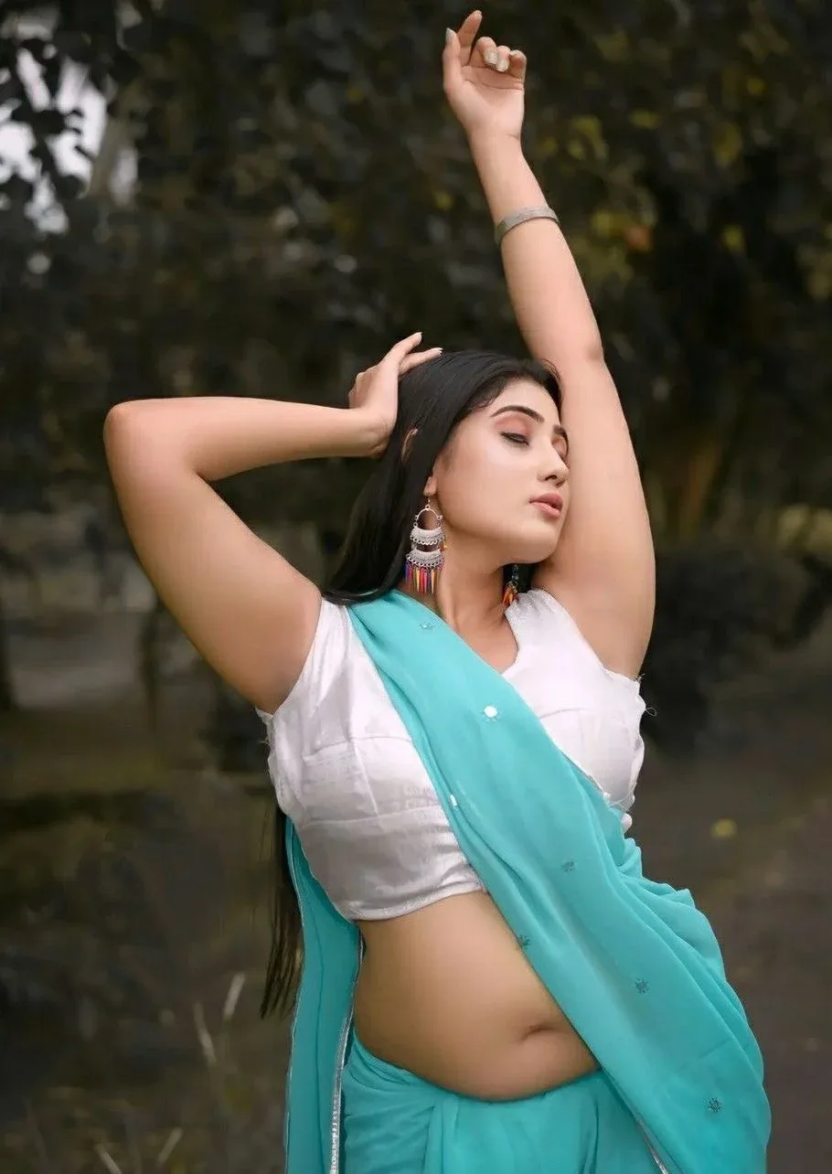 Soumi Saha photo 9 — Chubby, Brown