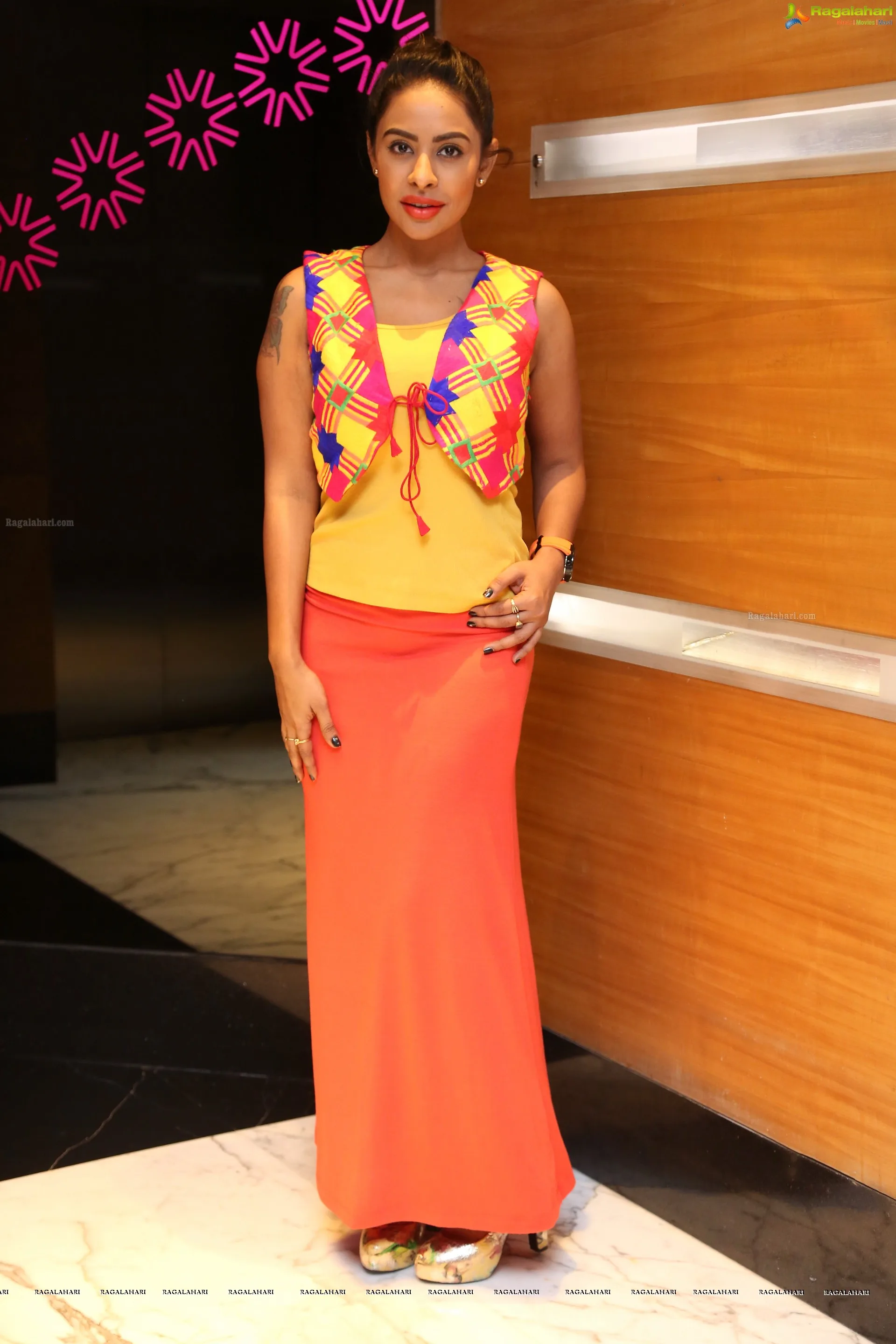 Sri Reddy Mallidi photo 2 — Black, Average
