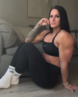Stefanie Roth photo 10 — Athletic, Brown