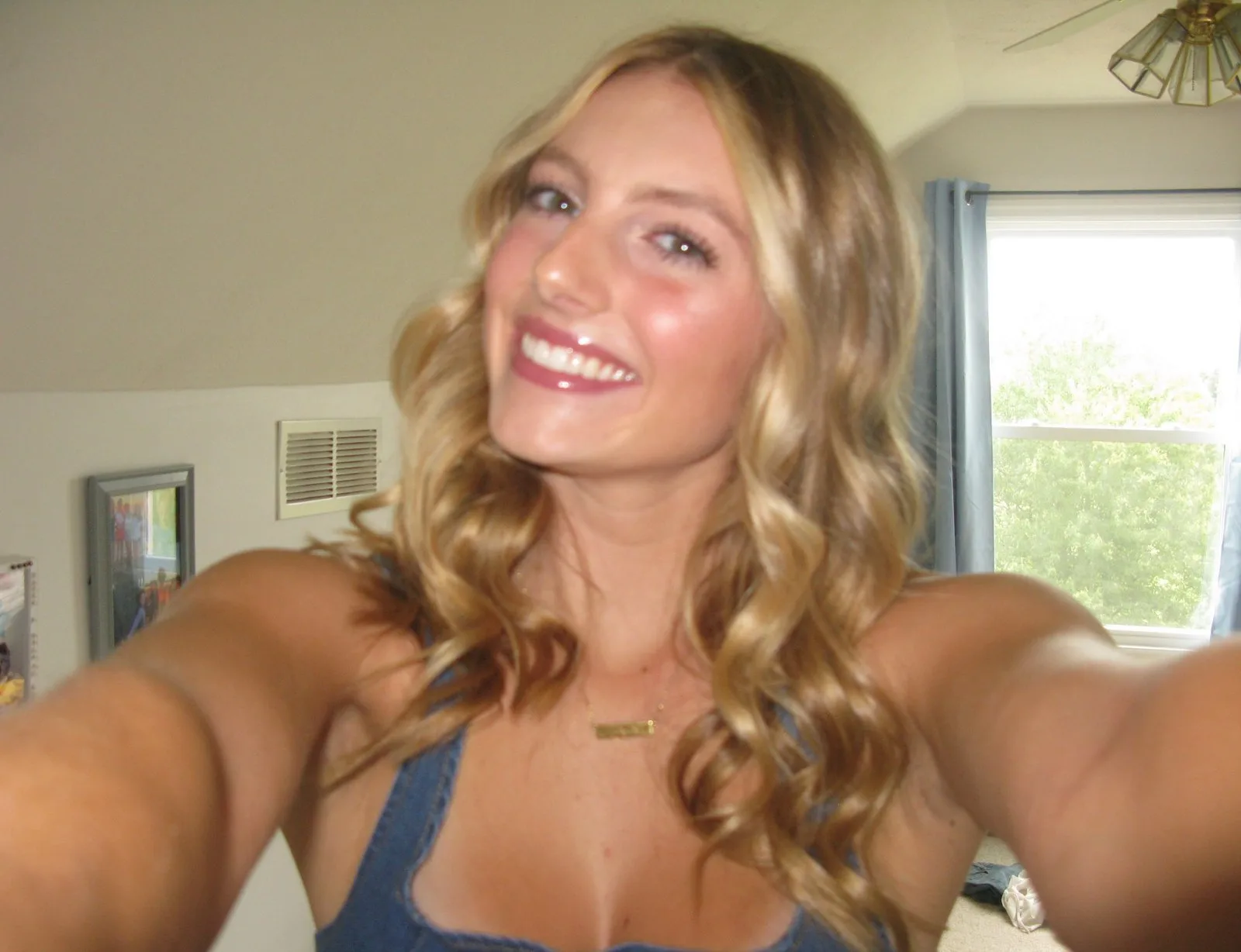 Stella Mowery photo 8 — Blue, Caucasian