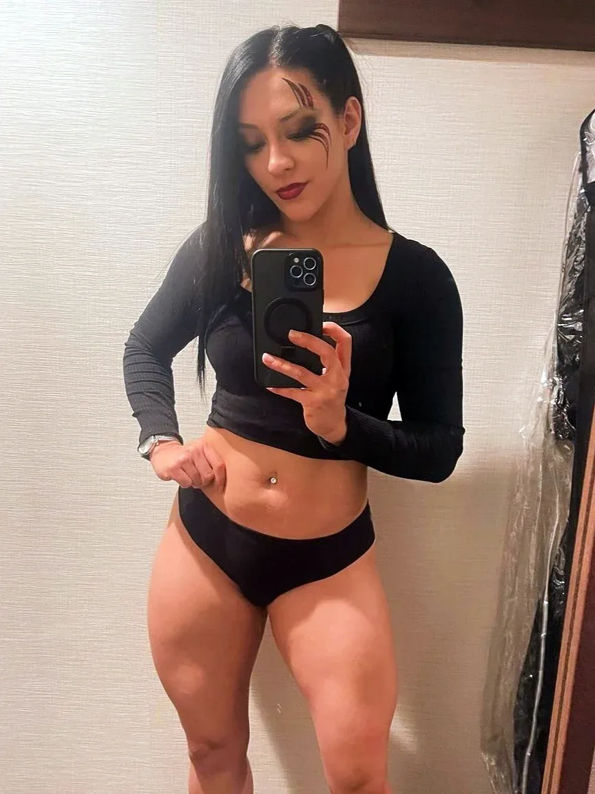 Stephanie Vaquer photo 15 — Athletic, Brown
