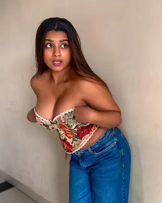 Suhana Khan (Suhu) photo 10 — Brown, Asian