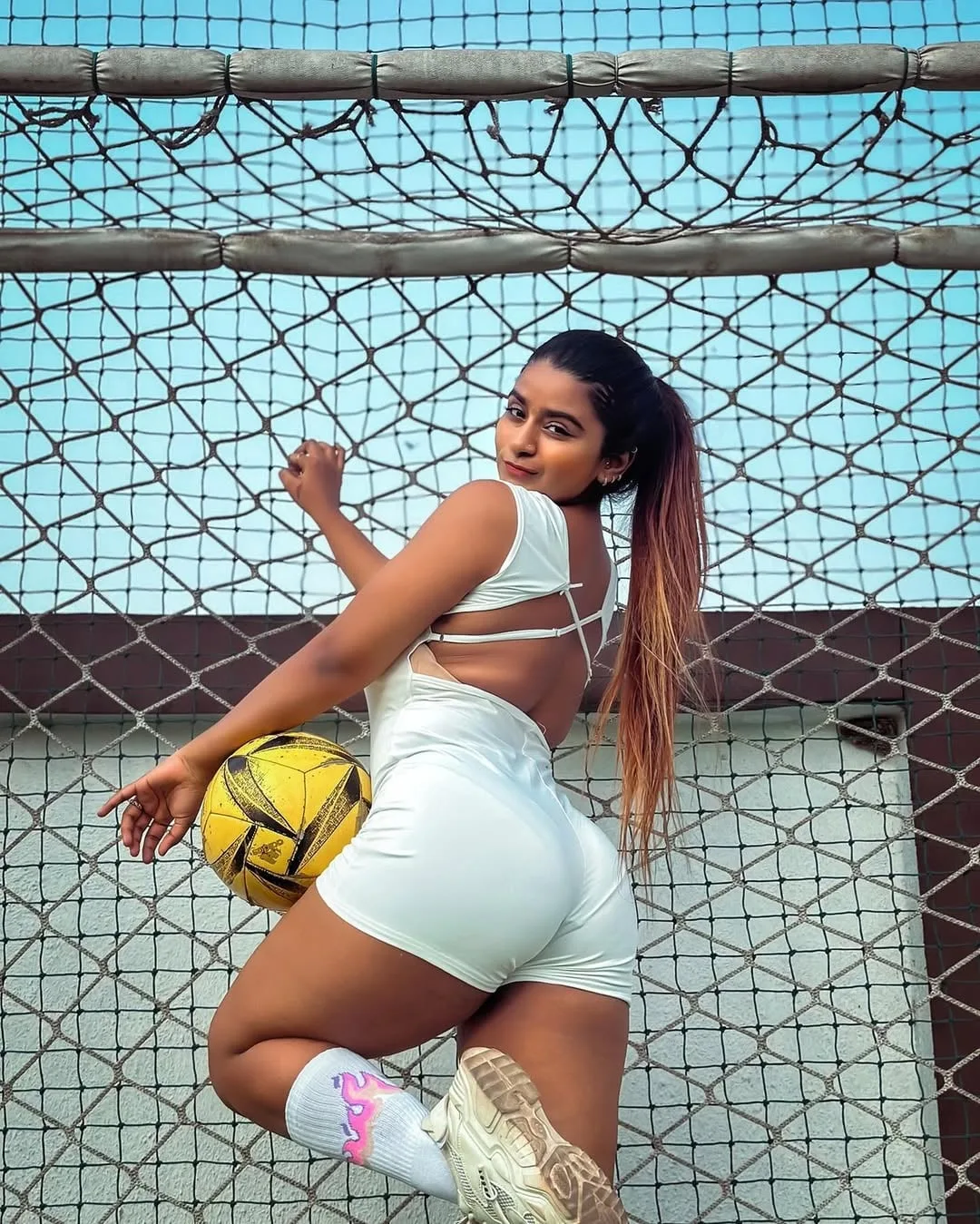 Suhana Khan (Suhu) photo 2 — Black, Average