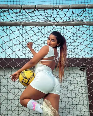 Suhana Khan (Suhu) photo 2 — Black, Average